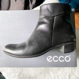 Ecco Touch 35 Mid Cut Zip Black Boots 7-7.5